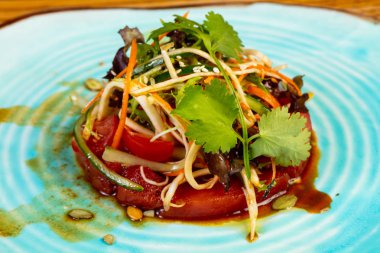 Sebzeli baharatlı ton balığı salatası