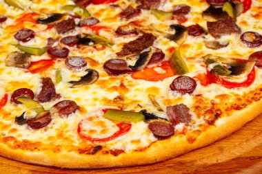 Sosis ve peynir pizza