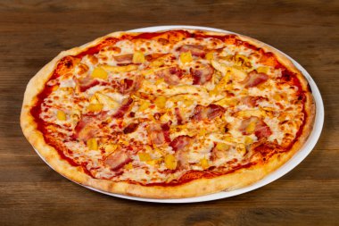 Pastırma, peynir ve ananas pizza