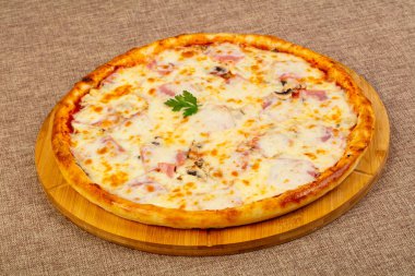 Jambonlu ve mantarlı pizza.