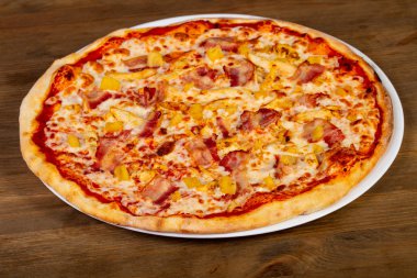 Pastırma, peynir ve ananas pizza