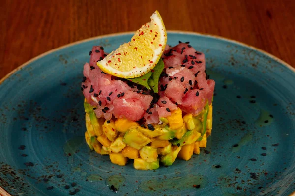 Ton balıklı tartar avokado ve limon ile