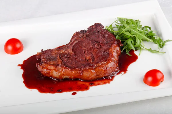 Böğürtlen soslu biftek.