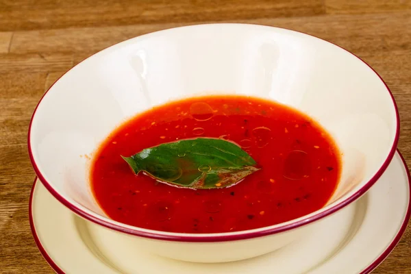 Kalte Gazpacho Suppe Mit Basilikumblättern — Stockfoto