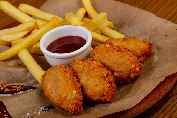 Nuggets Frango Empanado Com Batata Frita — Fotografia de Stock