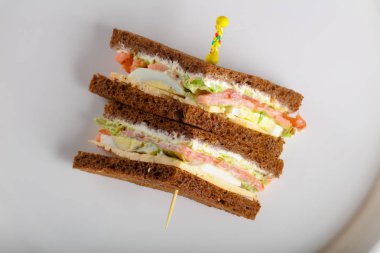 Club sandviç et, peynir ve sebze ile