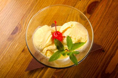 Vanilyalı dondurma ile nane ve kiraz