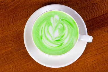 Sıcak yeşil kapuçino krema ile