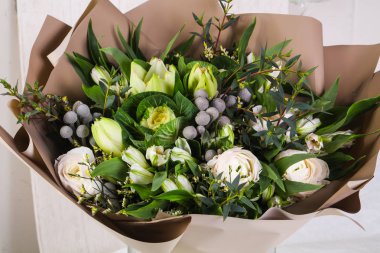 Çeşitli çiçek ile romantik buket