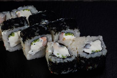 Karides ile Japon geleneksel rulo