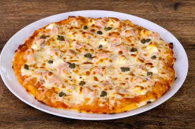 Somon ve Kapari yumuşak peynirli pizza