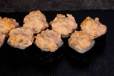 Japon baharatlı suşi ve rulolar