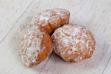 Lezzetli ve tatlı pişmiş kek ile toz suga kaplı