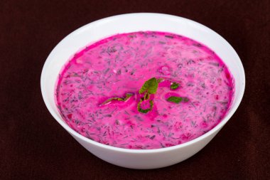 Pancar ve kefir ile Okroshka çorbası