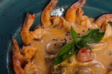 Fesleğen yaprakları servis soslu karides kokteyl