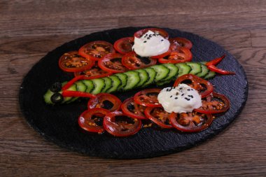 Çocuklar salata domates, salatalık ve krema ile