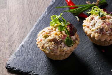 Rus salatası kanepe otlar ile