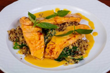 Soslu ızgara somon bifteği.