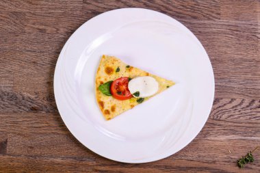 Pizza Caprese fesleğen ve mozarella