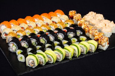 Japonca set balık ve pirinç ile rulo