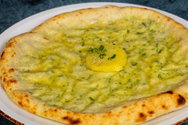 İtalyan calzone pizza peyniri ile