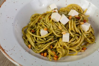 Pesto sos, peynir ve sedir ile makarna fındık