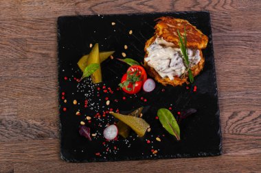 Patatesli çörek et devam eder domates ile