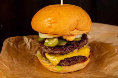 Et ve peynir ile lezzetli ev yapımı Hamburger