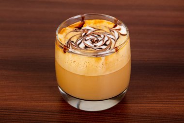  Kapuçino tabloda kahve Kupası