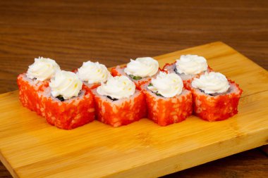 Lezzetli umi krem peynir ile üst alır.