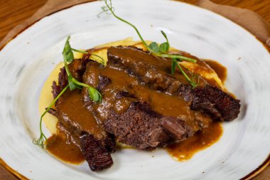 Kavrulmuş et sos ve patates püresi ile