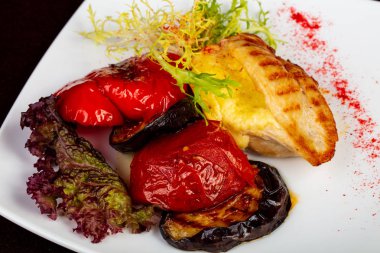 Peynir ve ızgara sebzeler ile tavuk göğsü