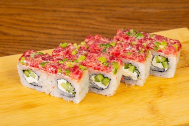 Lezzetli baharatlı ton balığı ile krem peynir rulo