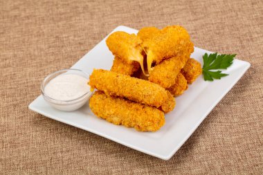 Kızarmış peynir sos ile sopa