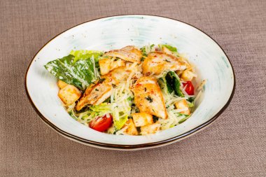 Tavuk ve parmesan peynirli sezar salatası.