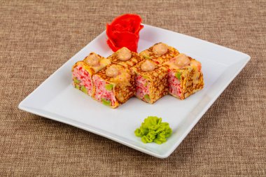 Tobiko ve avokado ile rulo