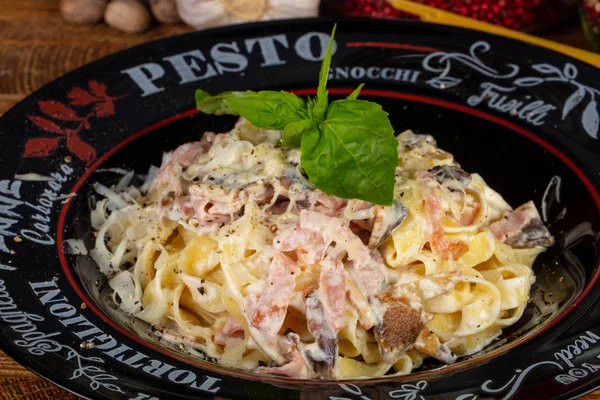 Étvágygerjesztő Fettuccine Tészta Sonkával Gyógynövények — Stock Fotó