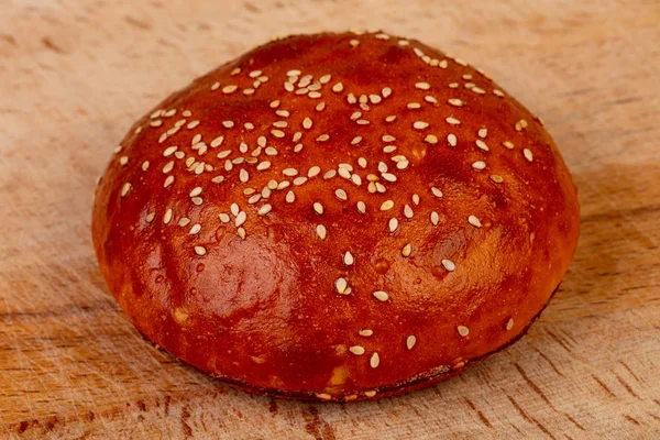 Hausgemachtes Schmackhaftes Brot Vor Hölzernem Hintergrund — Stockfoto