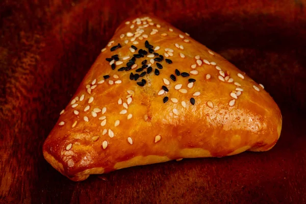 Νόστιμο Pastrie Samosa Πέρα Από Ξύλινο Υπόβαθρο — Φωτογραφία Αρχείου