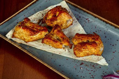 Tavuk barveque beyaz ekmek ile