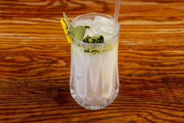 Nane ve buz ile muzlu süt