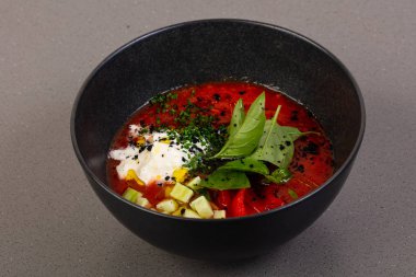 Fesleğen ile İspanyol soğuk Gazpaccho çorba