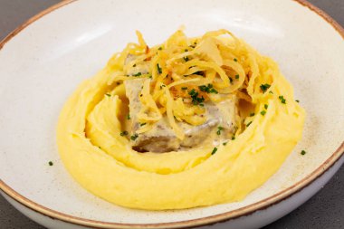 Patates püresi ve kızarmış soğan ile karaciğer