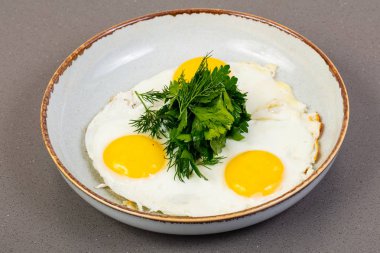 üç kızarmış yumurta otlar ile
