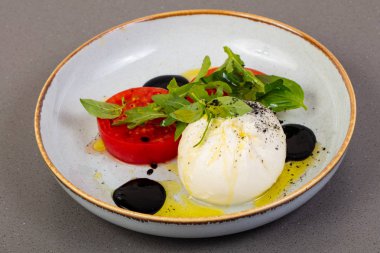 Buratta peynir otlar ve domates ile