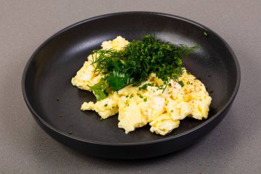 Kabın içinde otlar ile karıştırmak