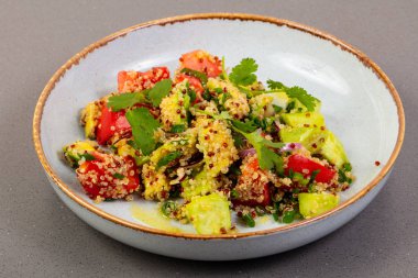 Avokado, sebze ve quinoa salata
