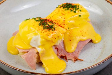 Yumurta Benedict peynir ve otlar ile