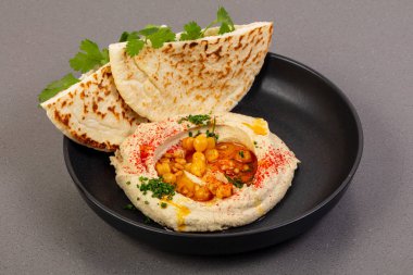 Humus pide ve kişniş yaprakları ile