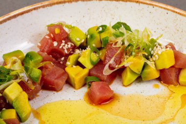 Ton balığı ve avakado tartar